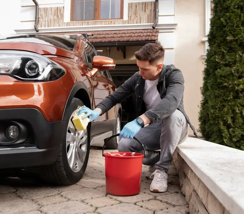 Lavage auto à domicile Saint-Privat-du-Dragon : professionnel intervenant sur un véhicule